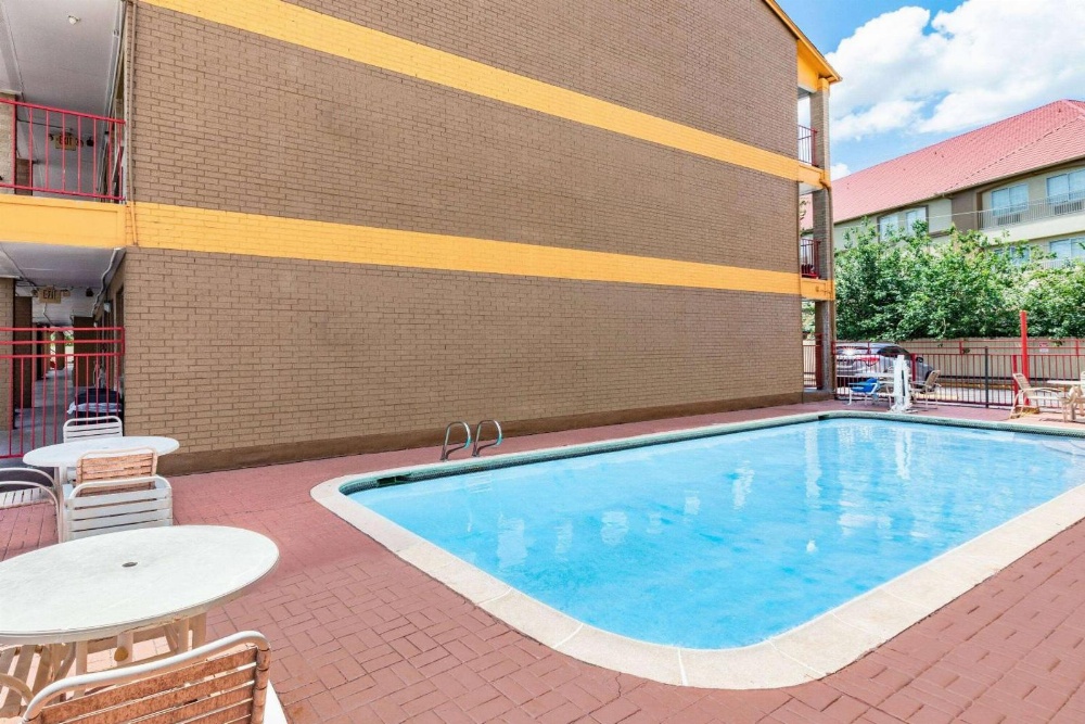 Howard Johnson by Wyndham Houston Hobby Airport