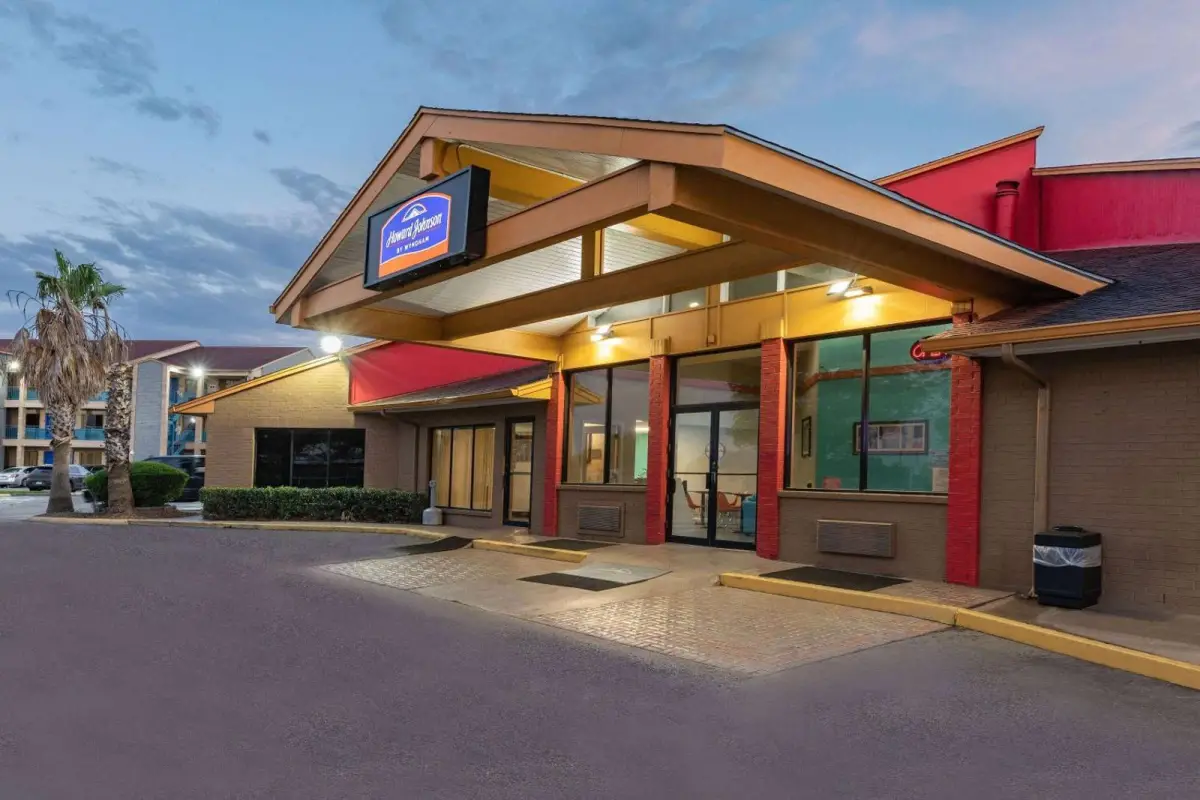 Howard Johnson by Wyndham Houston Hobby Airport Main image