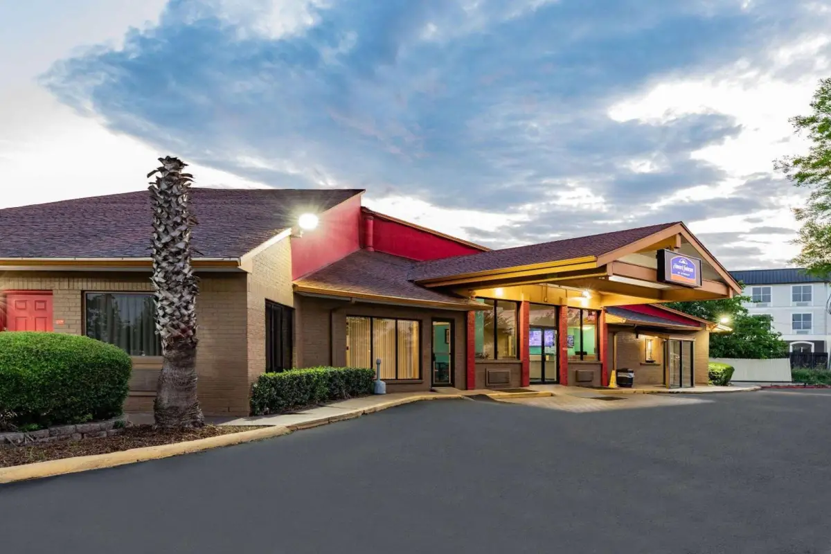 Howard Johnson by Wyndham Houston Hobby Airport Main image