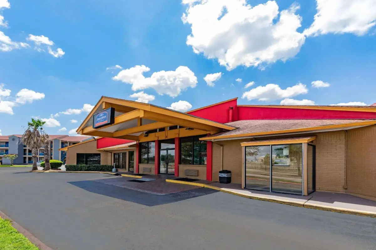 Howard Johnson by Wyndham Houston Hobby Airport 4