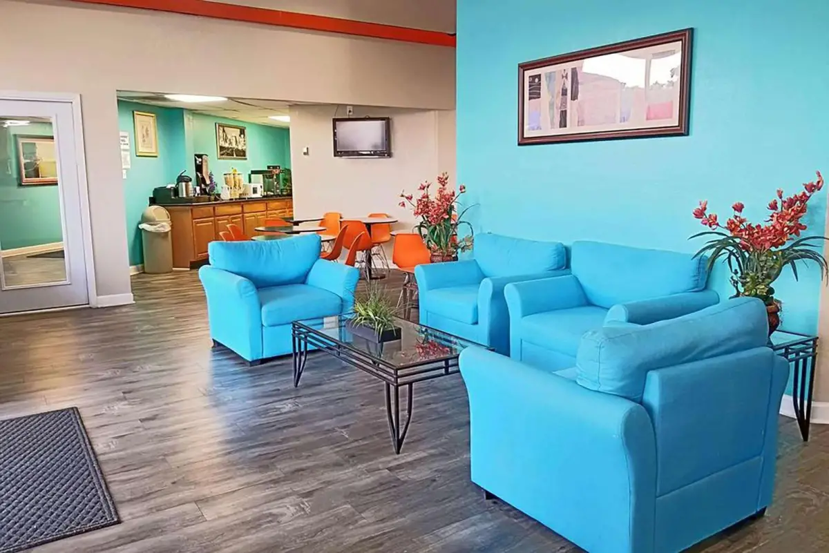 Howard Johnson by Wyndham Houston Hobby Airport 5