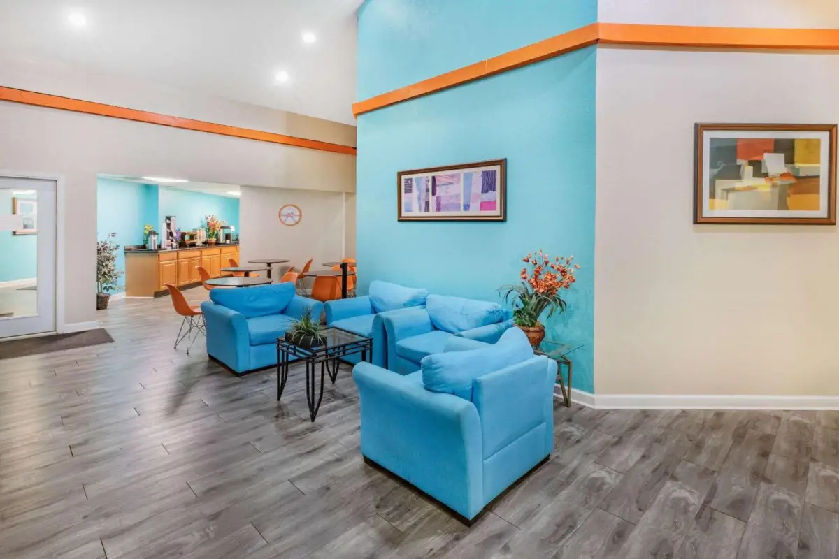 Howard Johnson by Wyndham Houston Hobby Airport 6
