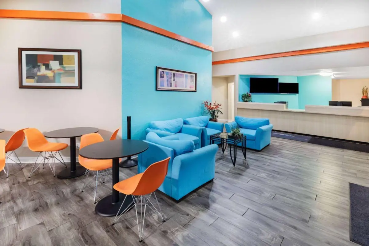 Howard Johnson by Wyndham Houston Hobby Airport 7