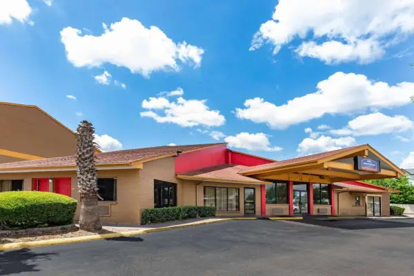 Howard Johnson by Wyndham Houston Hobby Airport