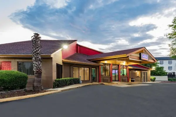 Howard Johnson by Wyndham Houston Hobby Airport Main image