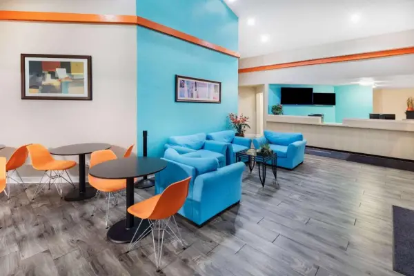 Howard Johnson by Wyndham Houston Hobby Airport 7
