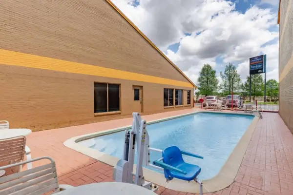 Howard Johnson by Wyndham Houston Hobby Airport 8