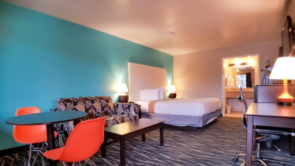King Suite - Smoking at Howard Johnson by Wyndham Houston Hobby Airport, photo 4
